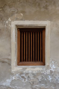 Eski geleneksel ahşap pencere ve beton duvar