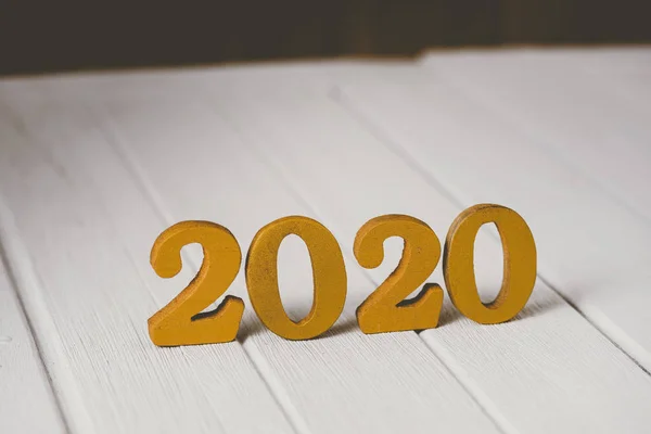 2020 Drewniana złota liczba. Szczęśliwego Nowego Roku na temat koncepcji przyrody — Zdjęcie stockowe