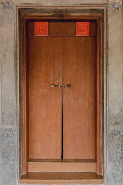 Fundo Idade Vintage Tradicional Porta Madeira Ruínas Parede Cimento — Fotografia de Stock