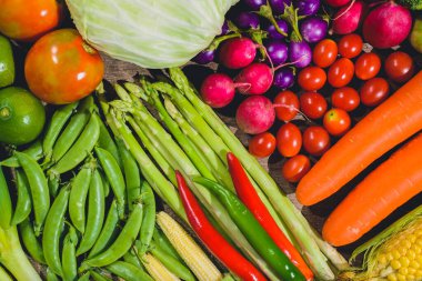 Taze, lezzetli ve sağlıklı varis sebzeleri ahşap masada.