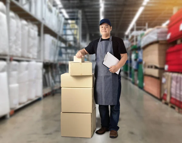 Male Staff Delivering Products Sign Signature Product Receipt Form Parcel — Stock Photo, Image
