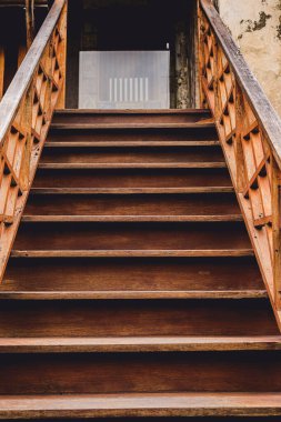 Merdiven korkuluğu olan eski ahşap merdivenler. Tırabzanlar, balyalar