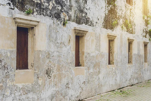 Fondo Antigua Ventana Madera Tradicional Vintage Ruinas Muro Cemento —  Fotos de Stock