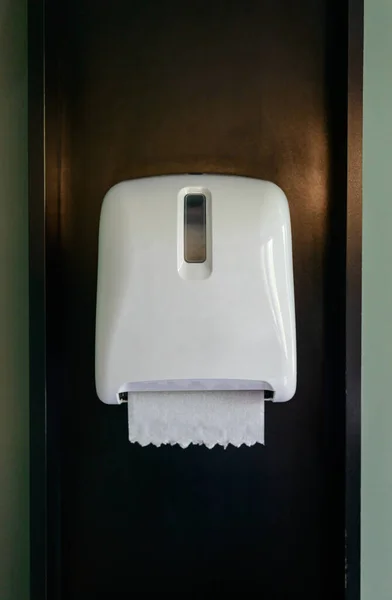公衆トイレの木壁にホワイトティッシュペーパータオルディスペンサー — ストック写真