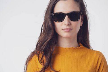 Genç güzel kadın whit güneş gözlüğü portresi