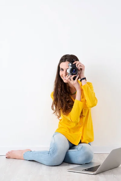 Portrait Young Beautiful Woman Taking Picture Photography Vintage Camera — Stock Photo, Image