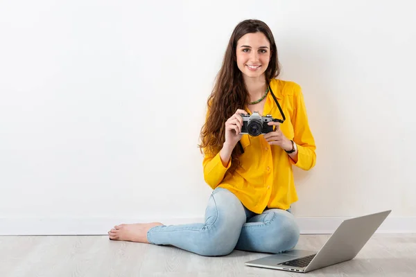 Portrait Young Beautiful Woman Taking Picture Photography Vintage Camera — Stock Photo, Image