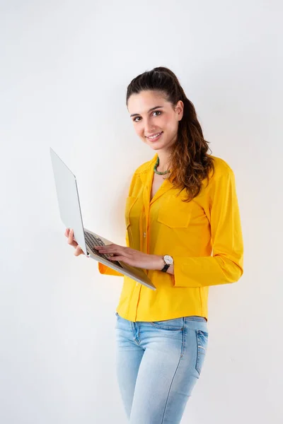 Portrait Smiling Young Beautiful Woman Studying Using Computer — Stock Photo, Image