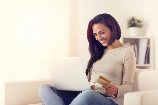 Portret Van Gelukkige Vrouw Met Laptop Online Met Credit Card — Stockfoto