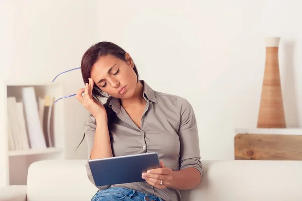 Retrato Una Mujer Cansada Usando Una Tableta Digialt Sentada Sofá —  Fotos de Stock