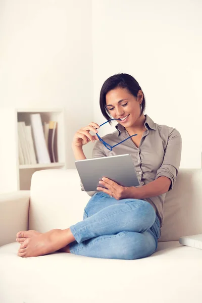 Portret Van Gelukkige Vrouw Met Behulp Van Een Digialt Tablet — Stockfoto