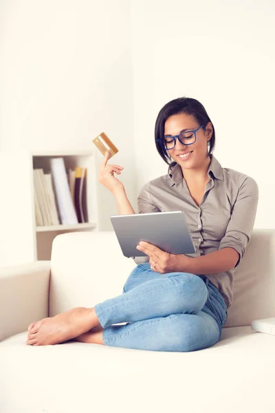 Portret Van Gelukkige Vrouw Met Digialt Tablet Creditcard Een Bank — Stockfoto