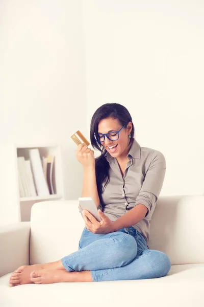 Portrait Happy Woman Buying Online Digialt Tablet Credit Card Couch — Stock Photo, Image