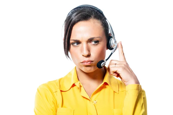 Mürrische Callcenter Betreiberin Hört Einem Anruf Auf Einem Headset Mit — Stockfoto