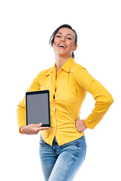 Χαμογελαστό Φιλικό Νεαρή Γυναίκα Κρατώντας Ένα Κενό Tablet Αντίγραφο Χώρου — Φωτογραφία Αρχείου