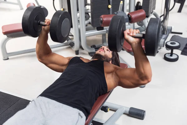 Bodybuilder Berbaring Bangku Mengangkat Beban Dumbbell Gym Dalam Konsep Kesehatan — Stok Foto