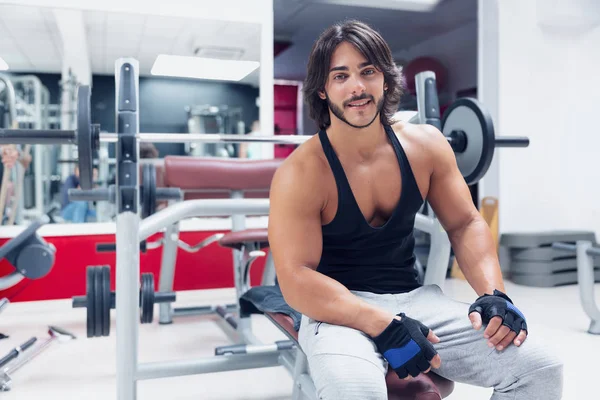 Retrato Adulto Joven Culturista Sentado Banco Gimnasio Dando Cámara Una — Foto de Stock