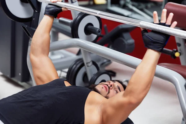 举重或健美运动员躺在板凳上 在健身房锻炼身体的杠铃重量 训练时健康活跃的生活方式和健身观念 — 图库照片