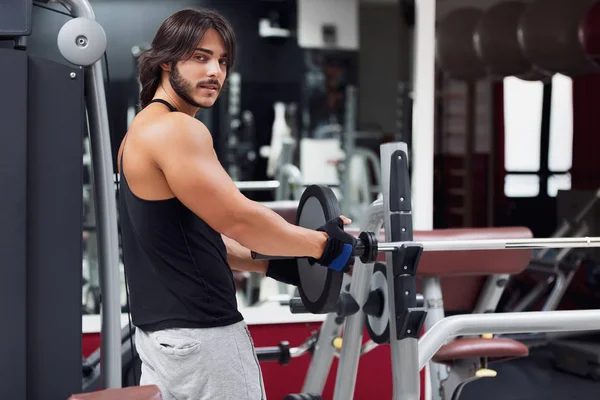 Homem Adulto Jovem Muscular Usando Parte Superior Tanque Puxando Peso — Fotografia de Stock