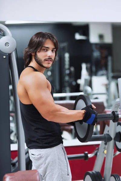 Ein Muskulöser Junger Erwachsener Mann Mit Tanktop Der Gewichtheberraum Gewicht — Stockfoto