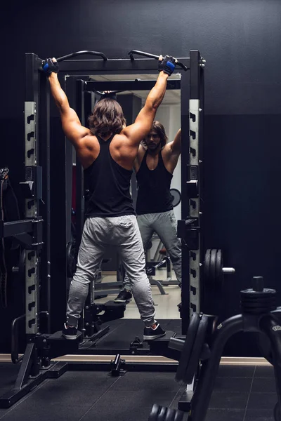 Uomo Muscoloso Atletico Che Allena Facendo Pull Una Palestra Vista — Foto Stock