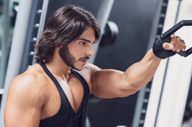 Siyah halka kamera tek elle makinayı bağlı çekerek tek sakallı yetişkin erkek vücut geliştirmeci
