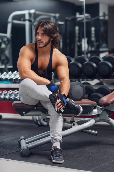 Retrato Adulto Joven Culturista Sentado Banco Gimnasio Descansando Concepto Salud — Foto de Stock