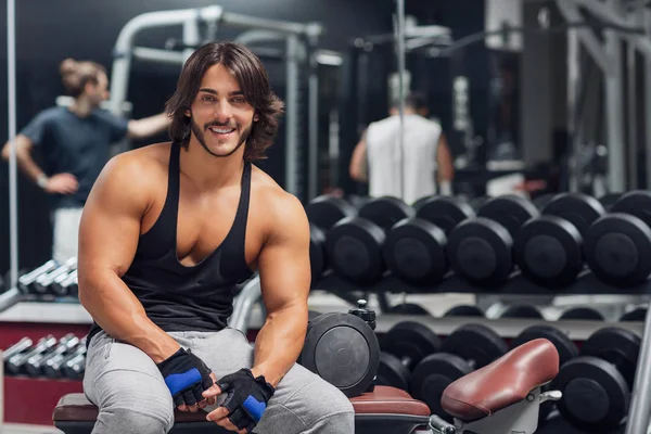 Portrait Young Adult Bodybuilder Sitting Bench Gym Giving Camera Happy — Stock Photo, Image