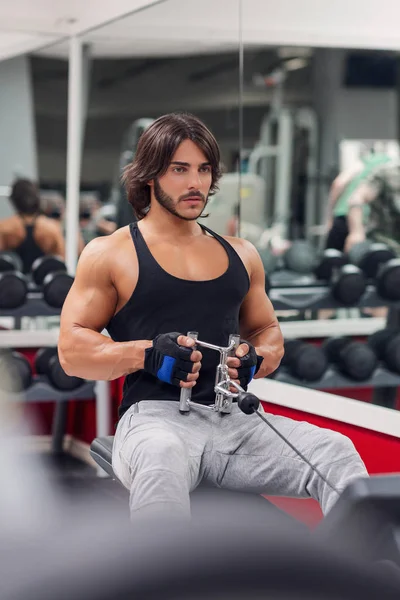 Männlicher Bodybuilder Workout Outfit Beim Seilziehen Gewichthebermaschine — Stockfoto