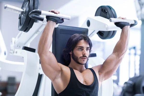 适合成人健美运动员在健身房与肩压机在一个健康的积极生活方式和健身观念的训练中锻炼 — 图库照片