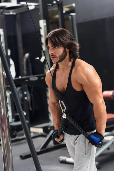 Boční Pohled Portrét Odhodlaný Mladík Cvičení Triceps Pulldown Kabel Stroje — Stock fotografie