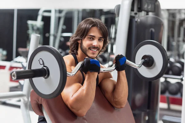 Starker Muskulöser Mann Beim Training Mit Einer Langhantel Einem Gut — Stockfoto