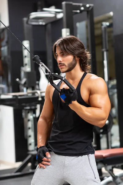 Single Bearded Adult Male Bodybuilder Pulling Black Ring Attached Machine — Stock Photo, Image