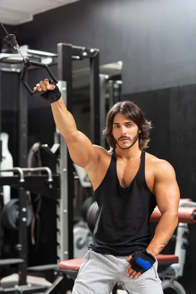 Single Bearded Adult Male Bodybuilder Pulling Black Ring Attached Machine — Stock Photo, Image