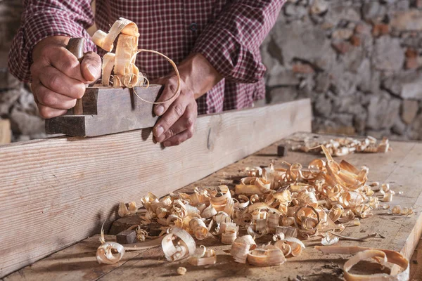 Carpenter Man Scraping Curled Wood Scraps Hand Plane Tool Wooden — Stock Photo, Image