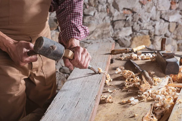 Vuxna Manlig Woodworker Klädd Rutig Skjorta Och Overaller Med Mejsel — Stockfoto