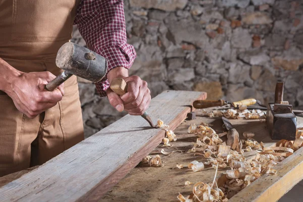 Vuxna Manlig Woodworker Klädd Rutig Skjorta Och Overaller Med Mejsel — Stockfoto