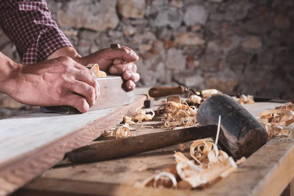 Carpenter Smoothing Out Long Wooden Beam Top Table Hand Plane — Stock Photo, Image