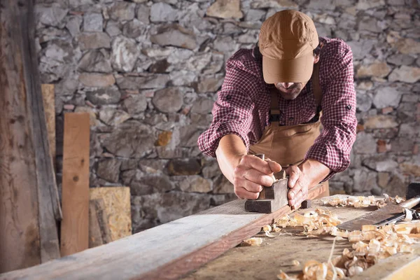 Carpenter Smoothing Out Long Wooden Beam Top Table Hand Plane — Stock Photo, Image