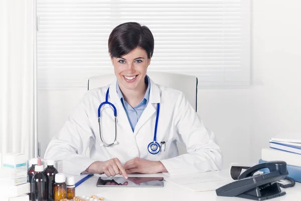 Ziemlich Selbstbewusste Junge Ärztin Sitzt Mit Einem Tablet Computer Ihrem — Stockfoto