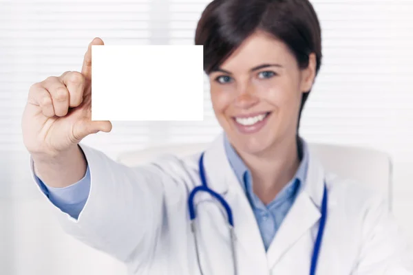 Sorrindo Atraente Médico Feminino Segurando Cartão Branco Branco Mão Enquanto — Fotografia de Stock