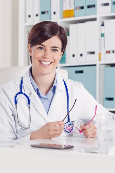 Sonriendo Amable Joven Doctora Enfermera Usando Estetoscopio Una Oficina Dando —  Fotos de Stock