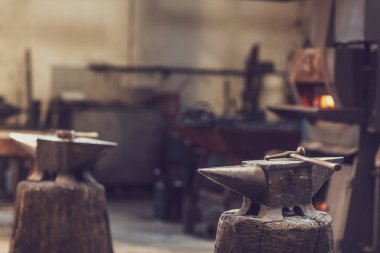 Örs ve çekiçle yakma fırını ile seçici odak ve kopya yer ile metal bir atölye