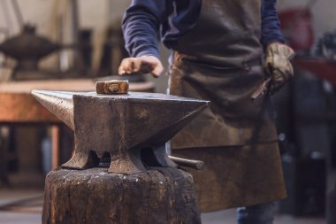 Çekiç örs-metal işleme-atölye veya demirci üzerinde