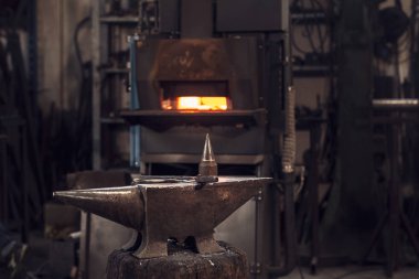 Çekiç ve örs önünde bir kırmızı sıcak üzerinde maşa yakma fırını-metal işleme-atölye veya demirci