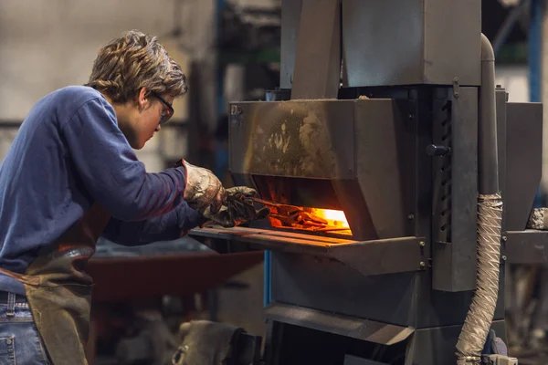 Jovem Ourives Trabalhando Uma Oficina Metalurgia Segurando Conjunto Pinças Forno — Fotografia de Stock
