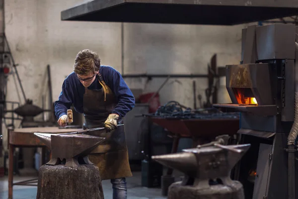 Joven Herrero Trabajando Con Metal Caliente Taller Metalurgia Usando Pinzas — Foto de Stock