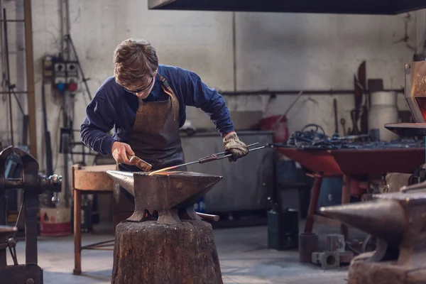 Joven Metalúrgico Herrero Trabajando Con Metal Rojo Caliente Taller Con — Foto de Stock