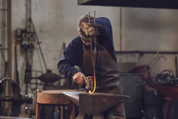 Joven Metalúrgico Herrero Trabajando Con Metal Rojo Caliente Taller Que — Foto de Stock