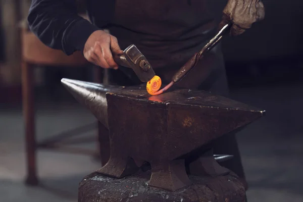 Blaksmith Forming Coil Red Hot Metal Furnace Working Mallet Anvil — Stock Photo, Image